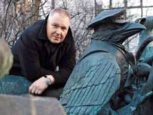 Скульптор Александр Рукавишников на фоне своих работ