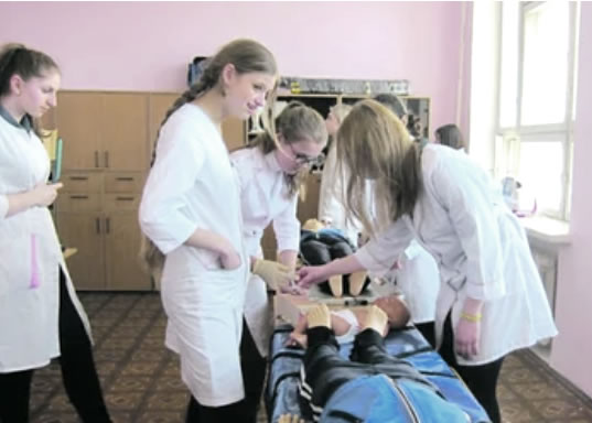 занятия в медицинском классе московской школы 2054