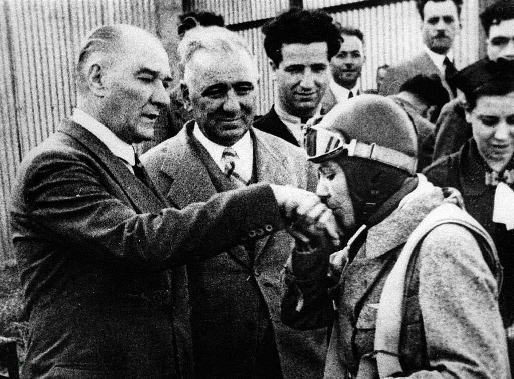 Встреча Ататюрка со своей дочерью Сабихи Гёкчен