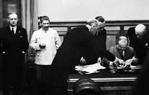 Подписание соглашения между Германией и СССР. На фото: фон Риббентроп, Иосиф Сталин, подписывает документ министр иностранных дел Молотов