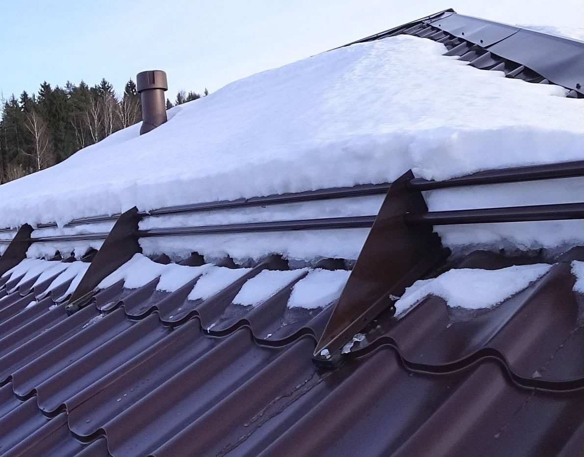 Общий вид крыши со снегозадержателем