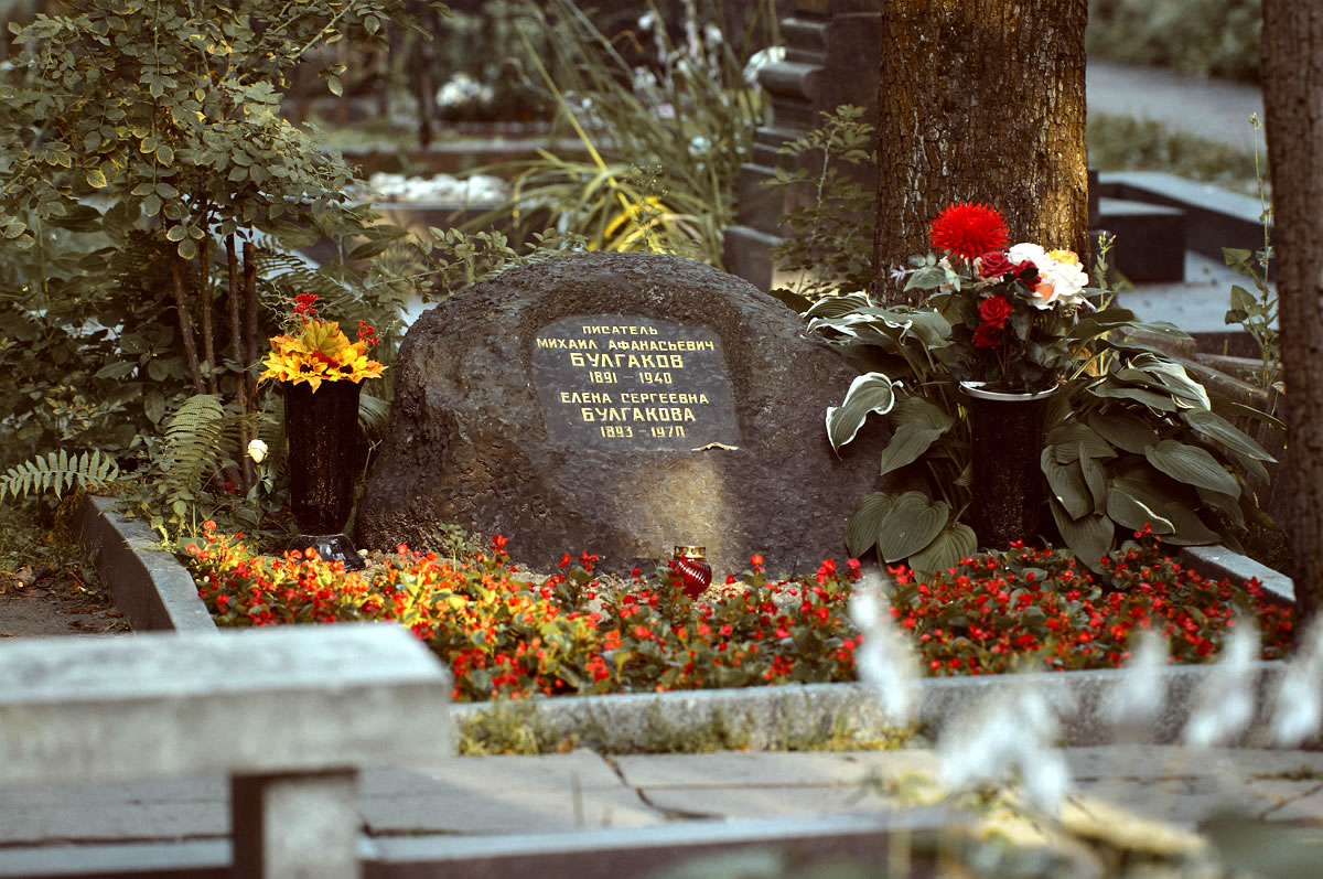 Камень "Голгофа" на могиле Булгакова