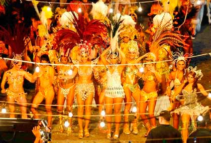 Танец Самба на Бразильском карнавале.