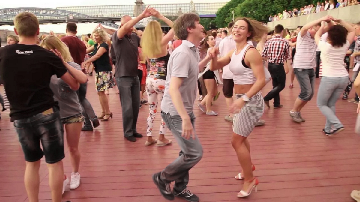 Массовые танцевальные флешмобы стали традицией на улицах Москвы