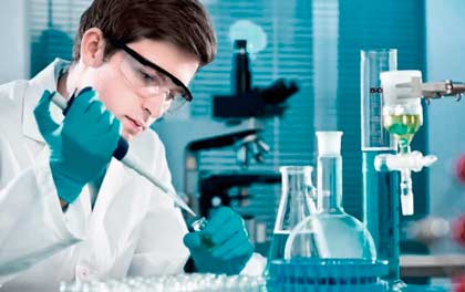 Проведение лабораторных исследований с помощью химических реактивов.