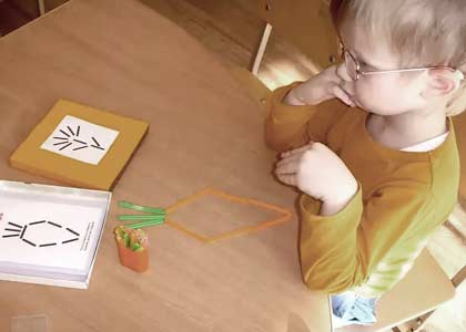 Ребенок играет со счетными палочками