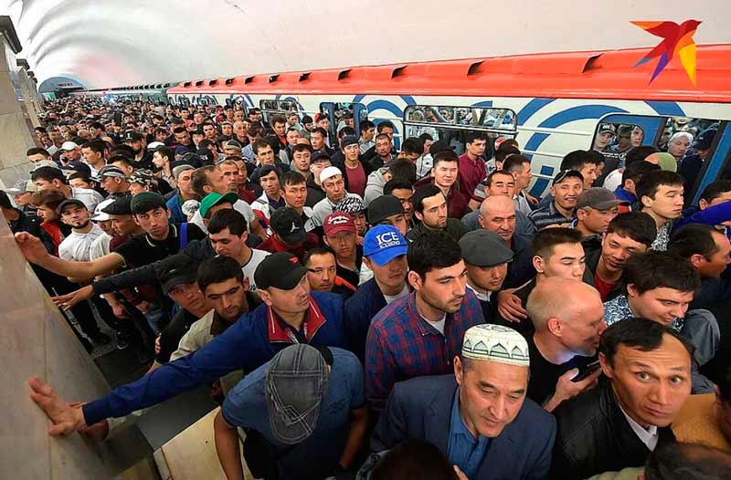 Мусульмане - мигранты, собирающиеся на праздник в главную мечеть города