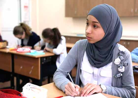 Мусульманка в хиджабе в российской школе