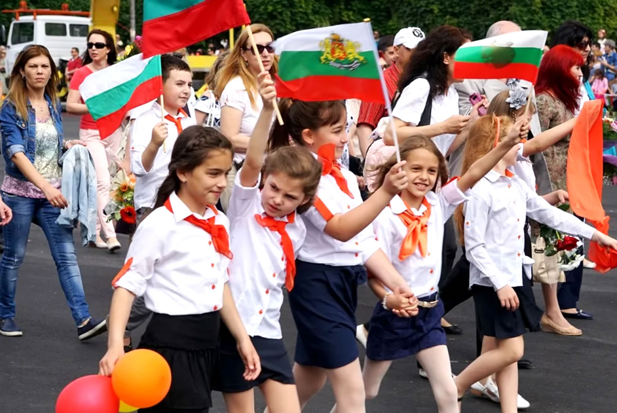 Шествие болгарских школьников на празднике 24 мая