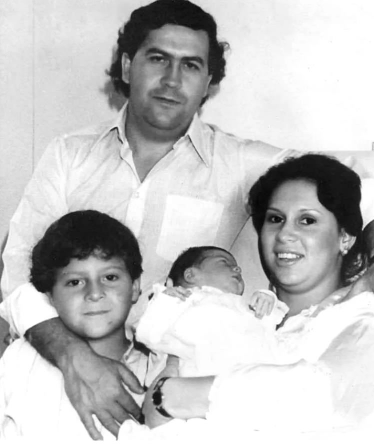 * общее семейное фото на котором Пабло Эскобар с женой, сыном и маленькой дочкой.