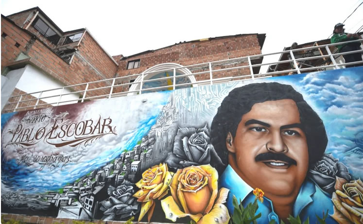 * рисунки, прославляющие Эскобара, на стенах домов Медельина - родного города наркобарона (наше время)