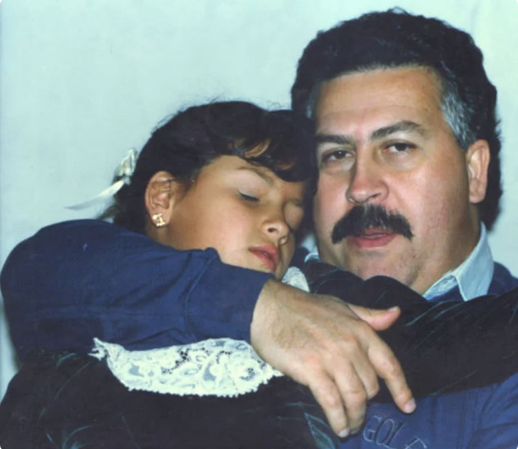* Пабло Эскобар с дочкой Manuela , незадолго до его смерти. Одно из последних фото. 