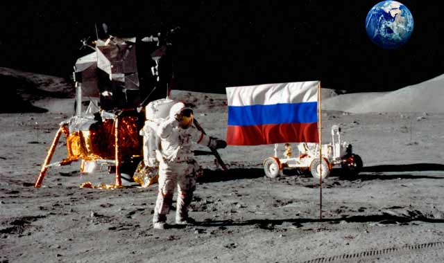 Шуточный коллаж с Российским флагом на Луне.