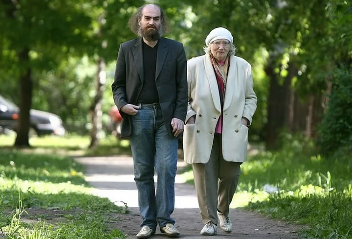 Григорий Перельман с пожилой мамой 