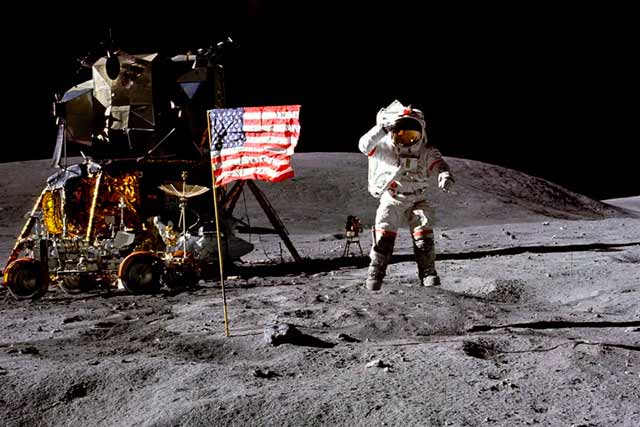 Самая знаменитая фотография о высадке на Луну в 1972 году.