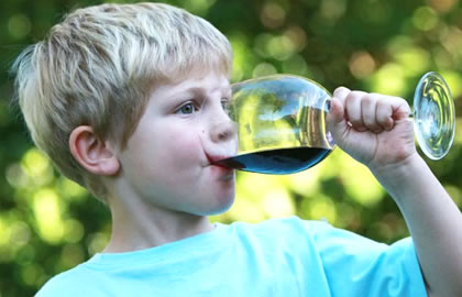 Первая рюмка в дестком возрасте   — прямой путь к алкоголизму